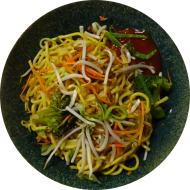 Chinesische Bratnudelpfanne mit Mungo-Sprossen, Chinagemüse und Röstzwiebeln (2,18,81) dazu süß-scharfer-Asia-Dip (9)