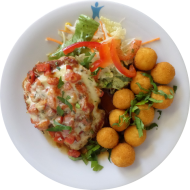 Schweinerückensteak 'Tomate-Mozzarella' gratiniert (19) dazu Kartoffelbällchen (81) und Lollo Bionda Salat