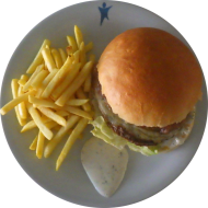 'Blue Cheese'- Burger mit Gorgonzola, Birnen-Zwiebel-Konfitüre, Mayonnaise und Eisbergsalat (1,15,19,22,24,47,81,83) dazu frittierte Kartoffelstäbchen