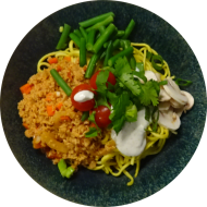 Asia-Dragon-Bowl mit Bratnudeln, Sonnenblumen-Chunks, Cashew-Dressing und knackigem Gemüse (18,48,74,81)