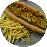 'Hot Dog' mit Gemüse-V-urst, Gewürzgurke, Spezialsoße und Röstzwiebeln (1,9,19,22,23,49,81,83) dazu als Menüoption Pommes und House-Dip (9,22)
