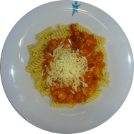 Spirelli (81) mit deftigem Wurstgulasch (2,3,8,22,81) oder Soja-Gemüse-Bolognese (3,18,21) dazu geriebener Gouda (19) und vegane Reibekäse (1)