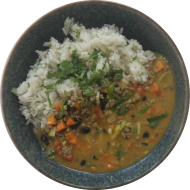 Thai Chili mit schwarzen Bohnen, Sonnenblumenhack, Tomate und Koriander (49) dazu Kräuterreis