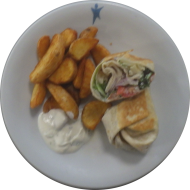 Wrap Caprese mit Tomate, Mozzarella, Rucola und Basilikum gefüllt (19,81) dazu Kartoffelspalten