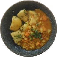 Süßkartoffel-Erbsen-Masala (21) mit Kokosmilch und Koriander dazu würzige Chili-Kräuter-Kartoffeln