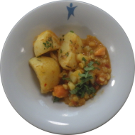 Kleine Portion: Süßkartoffel-Erbsen-Masala mit Kokosmilch und Koriander dazu würzige Chili-Kräuter-Kartoffeln