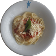 Kleine Portion: Spaghetti 'all Arabbiata' mit Paprika und frischem Basilikum (49,81) dazu geriebener Hartkäse (15,19) oder Reiberei (1)
