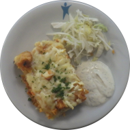 Kleine Portion: Kritharaki-Auflauf mit Zucchini, Tomate, Knoblauch und Kirtenkäse (19,49,81) dazu Dillschmand (19) und Salatgarnitur