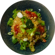 'Arroz chaufa de Tofu' Peruanischer Bratreis mit Tofu, Lauchzwiebeln, Paprika, Brokkoli und Ingwer (2,15,18,23,49,81)