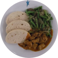 Schweinegulasch (1,3,21,81) und Prinzessbohnen dazu Hefeknödelscheiben (15,19,81)