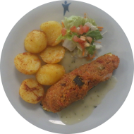 Hausgemachte Zucchini mit mediterranem Gemüse, Kräutern und Couscous gefüllt (81) an Basilikumsoße (81) dazu Schwenkkartoffeln und Salatgarnitur