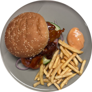 Classic V-astramiburger mit hausgemachtem Seitan, Eisberg, Zwiebeln und Tomaten (1,2,9,21,22,23,81) dazu als Menüoption Pommes und House-Dip (9,22) 