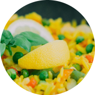 2 Quinoa-Erbsen-Frikadellen auf Gemüse-Paella