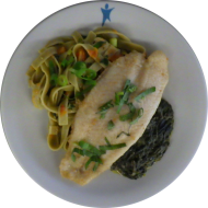 Gebratenes Pangasiusfilet auf Blattspinat mit Tomatentagliatelle (8,16,19,49,81)