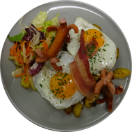 Frühstück in der cafete⁵⁵: 'Schmackofatz' Bratkartoffeln mit Spiegelei, Grillwürstchen, Zwiebeln,dazu ein Heißgetränk 0,2l (1,2,3,8,15,46) (11,19)