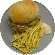 Schnitzel-Burger mit würzigem Bergkäse, Eisbergsalat und Aioli (19,22,49,81,83) dazu als Menüoption Pommes und House-Dip (9,22)