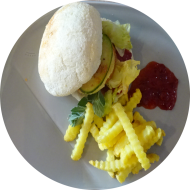 Camembertburger mit Ananas, Salat, fruchtiger Sauce und Röstzwiebeln (9,15,18,19,81,83) dazu als Menüoption Pommes und House-Dip (9,22)