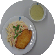 Hähnchenbrust 'Piccata' mit Parmesanpanade (19,81) und Rahmmakkaroni mit frischen Tomaten (19,81) dazu eine Broccolicremesuppe (19,24,81)
