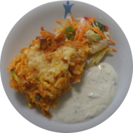 Kritharaki-Auflauf mit Zucchini, Tomate, Knoblauch und Hirtenkäse (19,49,81) mit Sour Cream-Dip (19)