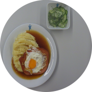 Gebratener Leberkäse mit Spiegelei (2,3,8,15,21,22) und Zwiebelsoße (81) dazu Kartoffel-Buttermilchstampf (19), und kleiner Gurkensalat mit Dill