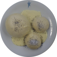 1 Germknödel mit Pflaumenmusfüllung und 2 Hefeknödel mit Mohn-Zucker (15,19,81) und Vanillesoße (19)