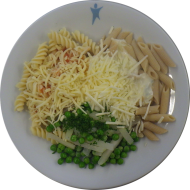 Pastabar (81) mit Schmelzkäsesoße (1,19,81) oder Tomaten-Thymian-Oregano-Soße (81) dazu geriebener Gouda (19) oder Reiberei (1) und buntes Gemüse