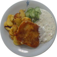 Hausgemachtes Käseschnitzel (15,19,81) mit Kräuterremoulade (9,15,19,81) dazu Bratkartoffeln und Salatgarnitur