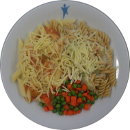 Pastabar (81) mit Tomaten-Peperoni-Soße (81) oder Brokkolisoße mit gerösteten Mandelsplittern (18,71,81) dazu geriebener Gouda (19) oder Reiberei (1) und buntes Gemüse