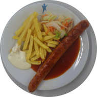 'XXL Südstaaten-Currywurst' mit fruchtiger Currysoße und Limettenmayo (1,2,3,9,22) dazu Pommes frites und Salatgarnitur