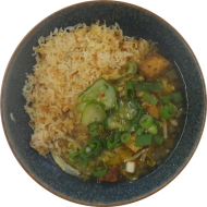 Wokpfanne mit knusprigen Tofu, Brokkoli, Cashewkernen on Top marinierte Chili Gurken (2,18,23,49,74,81) dazu Bratreis