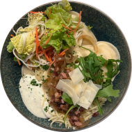 Piroggi mit Quarkfüllung (15,19,81) dazu Schinken-Zwiebelschmelze (2,3),Salatgarnitur