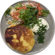 Kasslerkamm im Kloßteigmantel gebacken (2,15,24,81) mit Meerettich-Creme fraiche-Dip (3,19,24) und Salatgarnitur