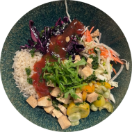 'Teriyaki Bowl' mit Tofuwürfel, Chicoree, Zwiebeln, Koriander und Erdnüssen (2,17,18,49,81) dazu Curryreis. Auch als kleine Portion erhältlich.