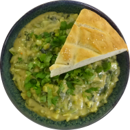 Thailändisches 'Massaman-Curry' mit Kartoffeln, Bohnen, roter Zwiebel, Koriander und Erdnusscreme (2,17,18,49,81) dazu Fladenbrot (23,81). Auch als kleine Portion erhältlich.