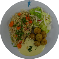 Bulgurpfanne mit verschiedenen Linsen, Minze und Zwiebeln (81) mit Kichererbsenbällchen 'Falafel' (18) mit veganem Kräuter-Sojaghurt-Dip (3,18). Auch als kleine Portion erhältlich.