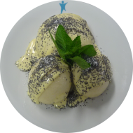 Germknödel mit Pflaumenmusfüllung und 2 Hefeklöße (15,19,81) und Vanillesoße (19). Auch als kleine Portion erhältlich (1 Germknödel).