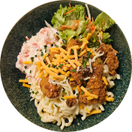 'Mac and Cheese Bowl' mit 'Crunchy Chicken Tenders' und Coleslaw-Salat (1,2,3,15,19,22,81)