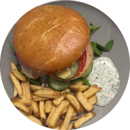 Burger mit Grillkäse, Rucola, Senf-Honig-Dressing und roten Zwiebelringen (9,19,22,48,81) dazu als Menüoption Pommes und House-Dip (9,22)