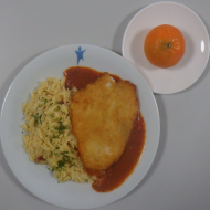 Hähnchenbrust 'Piccata' mit Parmesanpanade (19,81) und Tomatensoße Napoli (81) dazu Pastasotto mit gehobeltem Hartkäse (3,15,19,24,81) und eine Clementine 