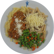 Pastabar (81) mit Basilikumrahmsoße (19) oder Hackfleischsoße 'Griechische Art' mit Rotwein und Knoblauch (3,21,24,49,81) und geriebener Gouda (19) oder geriebener Hartkäse (15,19) und buntes Gemüse