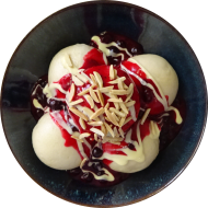 5 Hefeklöße an Waldbeeren- Dip und Vanillesoße (15,19,81)