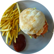 Burger 'BBQ Pulled-Pork' mit Cole Slaw, Eisberg und Gewürzgurke (1,2,9,21,22,23,81,83) dazu als Menüoption Pommes und House-Dip (9,22)