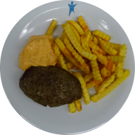 Hacksteak 'Croatia' mit Frischkäsefüllung (15,19,81) und hausgemachten Ajvar-Dip (19) dazu Pommes frites und Garnitur