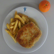 Hausgemachtes Riesenjägerschnitzel (2,3,8,15,21,22,81) mit Bratenjus dazu Rustico Frites und Salatgarnitur