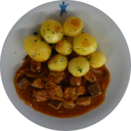 Räuchertofugulasch nach Szegediner Art (18,81) dazu würzige Schwenkkartoffeln