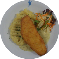 Großes Seelachsfilet im Backteig (22,56,81) mit Senf-Kräuter-Soße (19,22,81) dazu Kartoffel-Buttermilchstampf (19) und Salatgarnitur