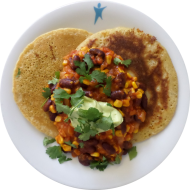 2 Polenta Pancakes mit Guacamole und Bohnen-Mais-Chili (3,18,81,84). Auch als kleine Portion erhältlich.