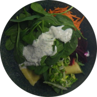 Maultaschenbowl mit frischem Spinat, rote Bete, Erbsen, Möhrenstiften, Hartkäse und Joghurtdressing (9,15,19,21,81)