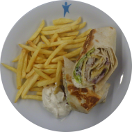 Wrap 'Friesischer Art' mit gebackenen Fischstäbchen, Gurke, Tomate und Zitronenquark (16,19,81) dazu frittierte Kartoffelstäbchen