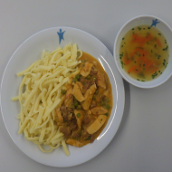 Hähnchenstreifen mit Erbsen und Röstzwiebeln in einer Senf-Sahne-Soße (19,22,49,81) dazu Eierspätzle (15,81) und eine kleine Gemüsebrühe mit Eierflocken (15)